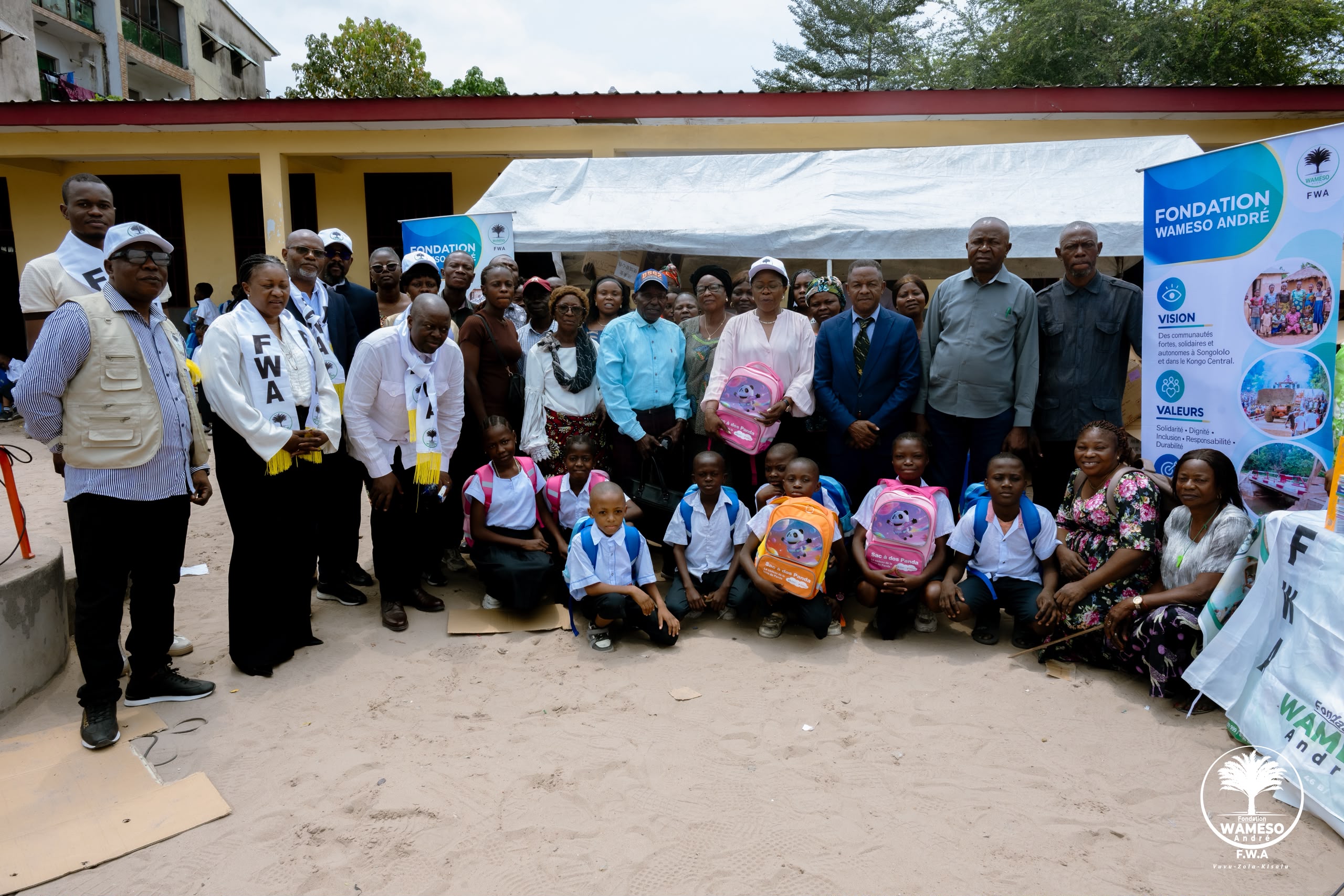 Remise de kits scolaires dans toutes les écoles situées à l'intérieur du Camp Lufungula